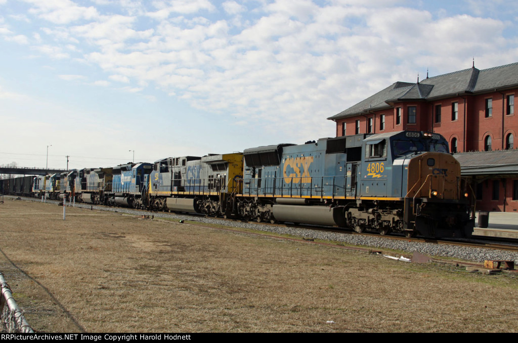 CSX 4806 leads a bunch of locos on train S410